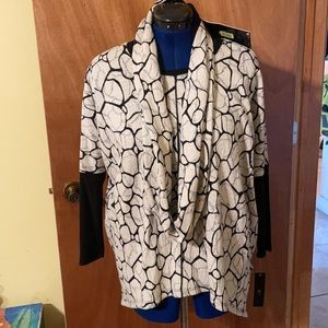 NWT Comfy IC Connie K cream and black top (OLCC-AF)